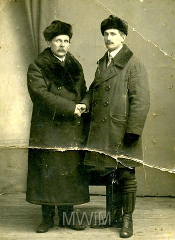 KKE 032.jpg - Od lewej: Andrzej Muszałowski ze znajomym, Wjatka, Rosja, 1.I.1915 r.